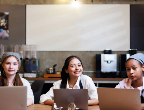 girls working at the restaurant